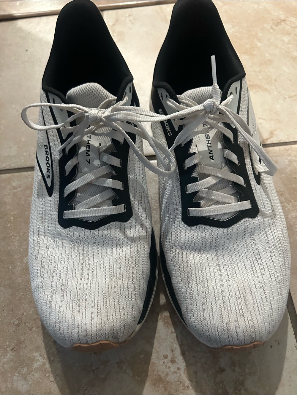 Brooks Men White and Black Neutral Running Shoes - Picture 2 of 5